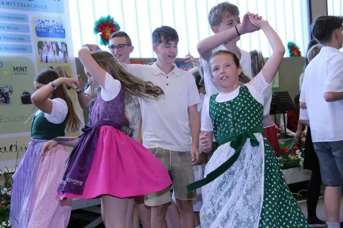 Für die Aufführungen, an denen alle Klassen beteiligt waren und die von Volksmusik über Volkstänze und Jodeldarbietungen reichten, gab es tosenden Applaus.