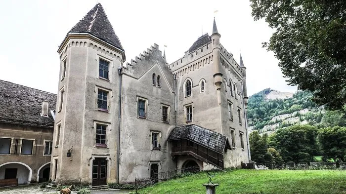 Die Grafen von Görz-Tirol waren im 12. Jahrhundert die Erbauer des Schloss. Die obere Burg ist heute nicht mehr erhalten.