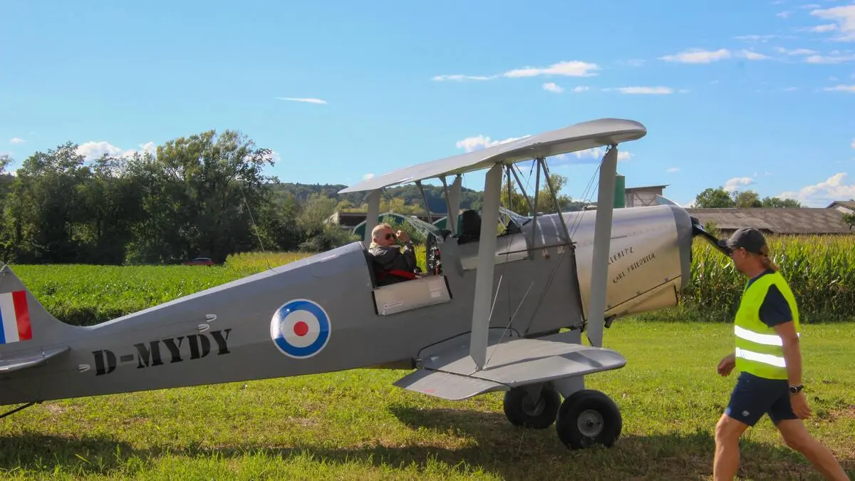 An einem solchen Doppeldeckerflugzeug dürfte sich der Pilot verletzt haben (Symbolbild)