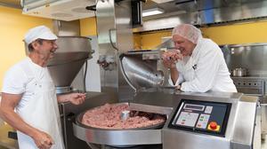 Josef Zotter setzt auf ein altes Handwerk: die Fleisch- und Wurstverarbeitung ohne Zusatzstoffe