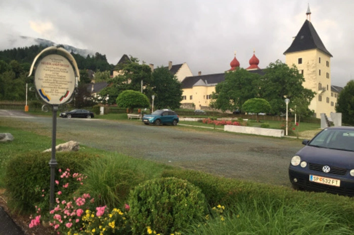 Die Wiese vor dem Stift wird in den Sommermonaten als Parkplatz genutzt.
