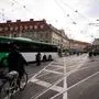 Radfahrer, Busse, Fußgänger und Straßenbahnen am Jakominiplatz