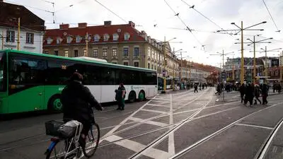 Radfahrer, Busse, Fußgänger und Straßenbahnen am Jakominiplatz