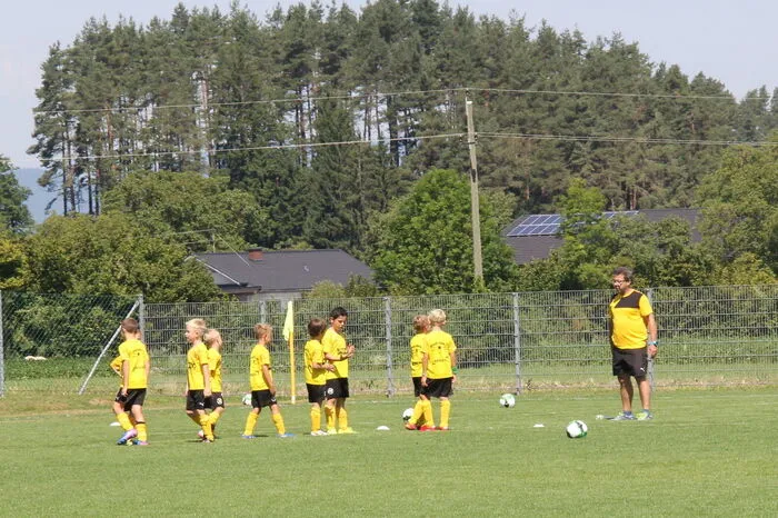 Viele Fußballtricks werden hier unter fachkundiger Anleitung spielerisch erlernt.