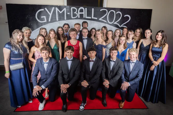 Gym 8C: Julia Biesheuvel, David Blaßnig, Julian Carli, Sarah Daberer, Tristan Doppler, Elena Grader, Nico Holzmann, Dejan Jovičić, Lea Laßnig, Sarah Lukasser, Simone Niederwieser, Leonie Pacher, Christian Pirker, Enja Ranacher, Corinna Reiter, Alina Ruggenthaler, Jasmin Rupitsch, Laura Schneider, Noah Schwaiger, Lisa Suntinger, Franz Unterlercher, Hannah Walker, Sabine Waschnig, Valeria Weingartner, Tabea Wuntke, Anna-Teresa Zeibig