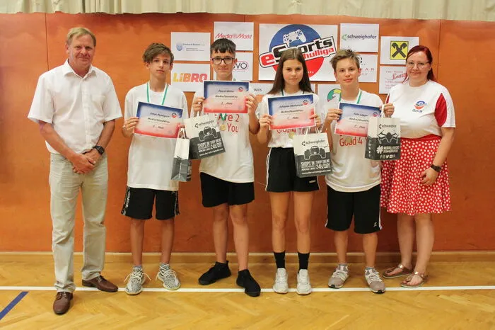 Den ersten Platz errang das Team "WeAre2Good4You", bestehend aus Johanna Strohmeier, Jonas Puntigam, Felix Lagger und Pascal Weber. In den letzten Monaten verbrachten die Schülerinnen und Schüler ihre Freizeit in der Schule, um das Zusammenspiel im Team zu trainieren.