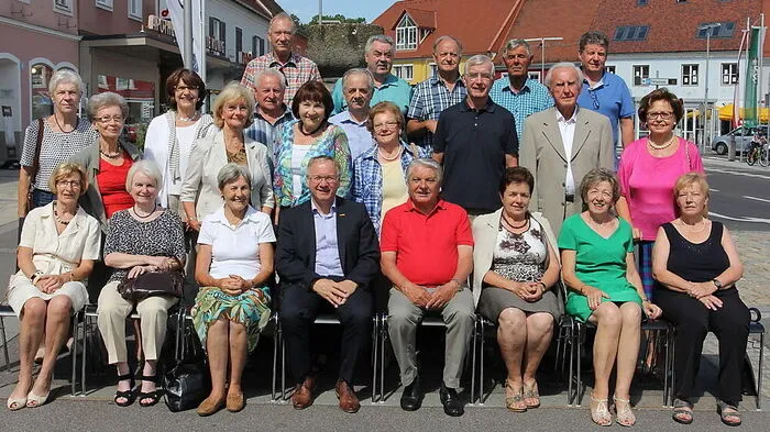 Als sie die Hauptschule abschlossen, wurde er geboren: Der Abschlussjahrgang 1958 mit Bürgermeister Josef Ober
