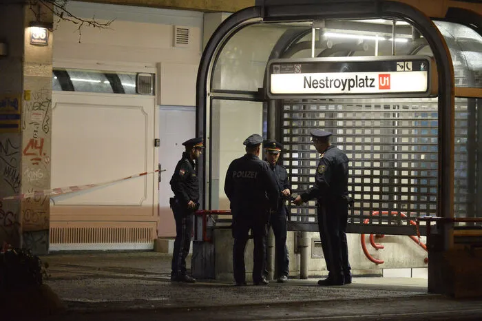 Danach flüchtete der Täter Richtung Praterstern. Dort gab es am Abend einen weiteren Verletzten, der ebenfalls einen Messerstich erlitt. Derzeit ist es aber unklar, ob ein Zusammenhang mit der ersten Tat besteht. Im Zuge der Fahndung wurde im Bereich des Pratersterns ein afghanischer Staatsbürger festgenommen. Der Mann soll dort einen Tschetschenen mit einem Messer lebensgefährlich verletzt haben.