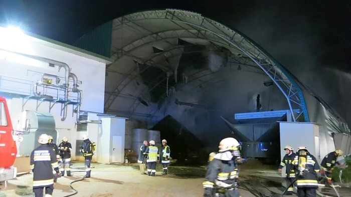Sechs Feuerwehren waren Donnerstagnacht beim Brand einer Mist-Trockungsanlage in Markt Allhau (Bezirk Oberwart) im Einsatz.