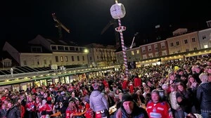 Gut 2000 Besucher kamen zum Public Viewing auf den Benediktinermarkt 