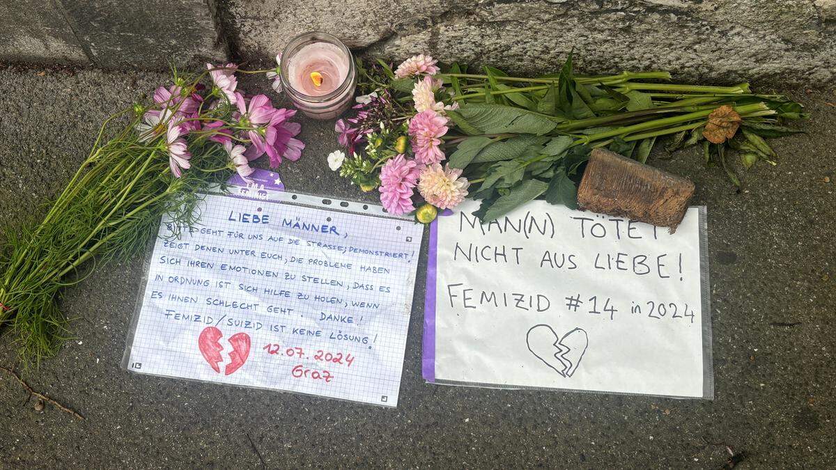 Blumen und eine Kerze vor dem Tatort in der Grazer Kaiserfeldgasse