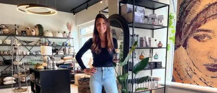 Eine Frau steht in einem Einrichtungsgeschäft und lächelt in die Kamera | Nadine Rauter eröffnet im März einen Standort mit Verkaufsfläche und Beratungsbereich