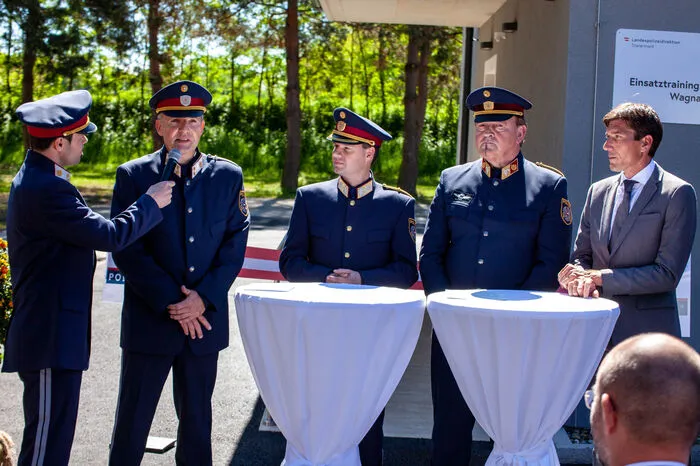 Richard Lechner (2. von links) ist Landes-Einsatztrainer. Daneben: Landespolizeidirektor Gerald Ortner, Logistik-Chef Herbert Fuik und Bürgermeister Peter Stradner.