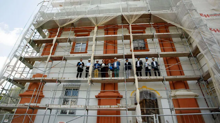 Lokalaugenschein auf der Baustelle mit den Projektpartnern und Großsponsoren, die die Renvierung unterstützen
