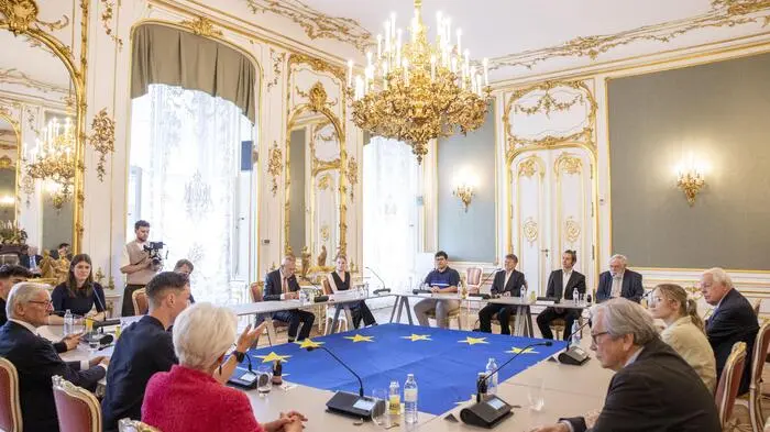 Blick in den Besprechungsraum: Junge Österreicherinnen und Österreicher in einer Gesprächsrunde mit Politikerinnen und Politikern über die Europäische Union. Zu Gast waren unter anderem Franz Vranitzky, Wolfgang Schüssel, Ferdinand Lacina, Franz Fischler, Brigitte Ederer und Maria Rauch-Kallat.