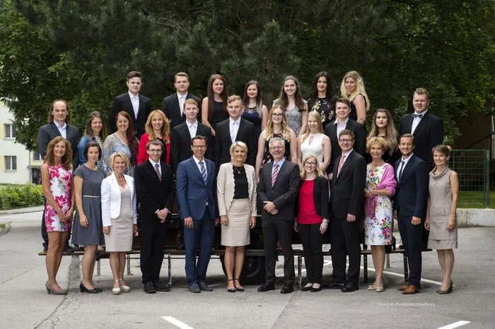 Marcel Leindl, Robert Mursteiner, Nina Friesenbichler, Denise Kornsteiner, Alexandra Bolvari, Sabina Abdula, Marion Fladl, Steven Schloffer, Alex Höfler, Laura Sirnik, Lena Zuschnig, Florian Thonhofer, Diellza Rizani und Manuel Böhm von der 5. BK-Klasse der BHAK Mürzzuschlag habe die Reifeprüfung in der Tasche.