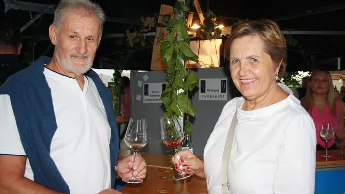 Elfie und Alois stießen auf das Weinfest an