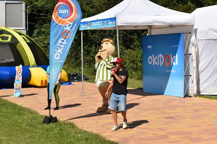 Die jungen Besucher und Besucherinnen tobten sich voller Eifer, bei Spielen wie dem Sesseltanz oder Seilziehen, aus.