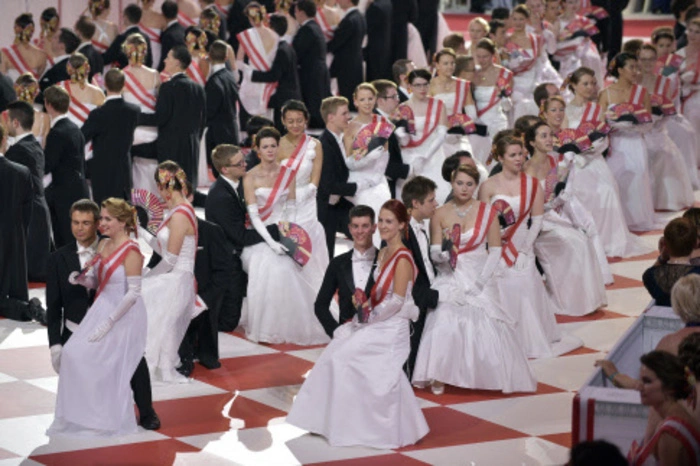 Das Jungdamen- und Jungherren-Komitee eröffnete den Sommerball der Spanischen Hofreitschule 'Fete Imperiale 2016'.