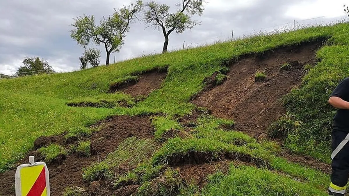 Die FF Krems musste die Hangrutschung am Panoramaweg in Voitsberg sichern