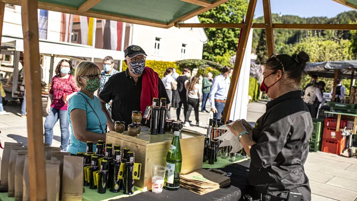 Etwa zehn Anbieter waren am ersten Markttag vor Ort, um ihre Köstlichkeiten an die Frau oder an den Mann zu bringen.