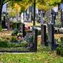 Blick auf einen Friedhof mit zahlreichen Gräbern