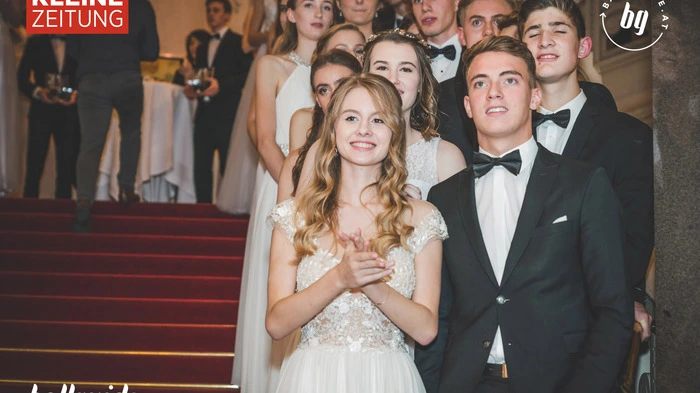 Die Maturanten des Sacre Coeur luden am 10.November zu einem Ball, der seinesgleichen sucht. Unter dem Motto: All eyes on us, wurde nicht nur ausgelassen gefeiert sondern auch für den guten Zweck gesammelt. Hier gibt's die schönsten Bilder.