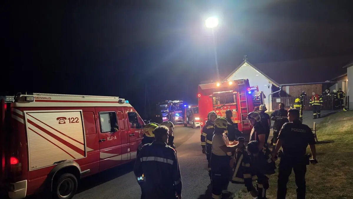 Der Hausbesitzer wurde zur Kontrolle von der Rettung ins Krankenhaus gebracht