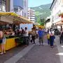 Menschen flanieren zwischen den Ständen am Lienzer Stadtmarkt