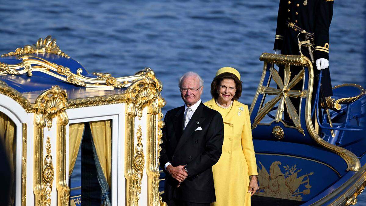 Zu Land und zu Wasser präsentierte sich Schwedens Königspaar zum 50. Thronjubiläum