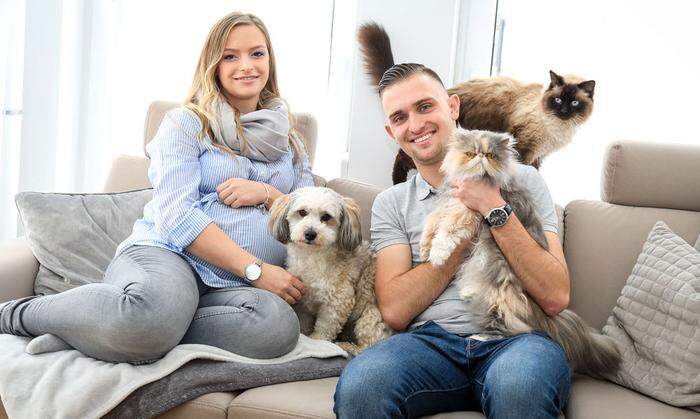 „Mit unseren Haustieren fühlen wir uns wohl und zuhause.“ Sandra und Maxi mit ihren Fellnasen, den Katzen Hugo und Helga und Maltesermischling Louis.