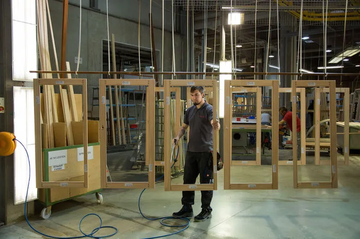 Lannach ist auf die Fertigung von Holz-Alu-Fenstern spezialisiert. Pro Jahr verlassen 115.000 Einheiten das Werk.