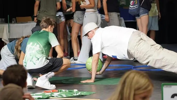 Jugendliche die sportliche Übungen machen
