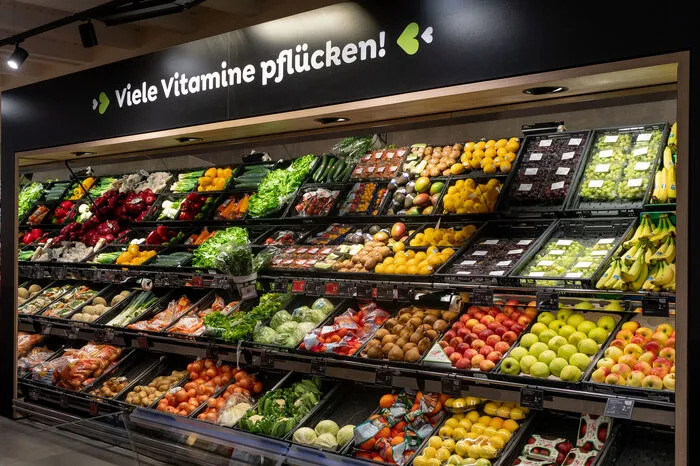 Unter anderem wurde in ihrem Markt die komplette Beleuchtung auf LED umgestellt und die Kühltechnik durch energieschonende Geräte ersetzt. Dreifach verglaste Fenster und Eingangstüre verbessern die Dämmung und sorgen dadurch für mehr Wärmeeffizienz.