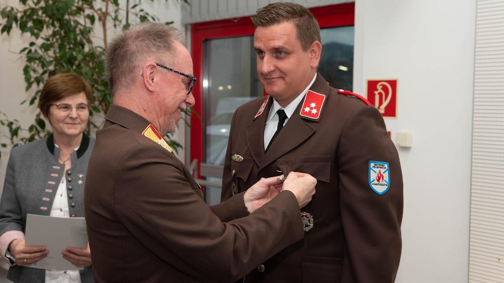 Bereichsfeuerwehrkommandant Johann Diethart zeichnete Daniel Achaz mit dem Verdienstzeichen des Landesfeuerwehrverbands Steiermark aus
