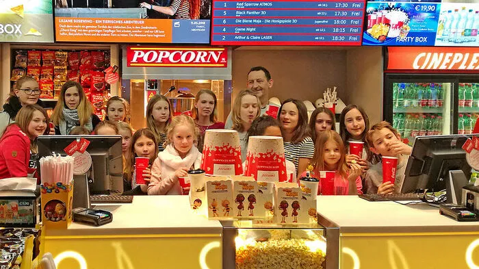 Die Forschergruppe Kinderglück blickte hinter die Cineplexx- Kulissen