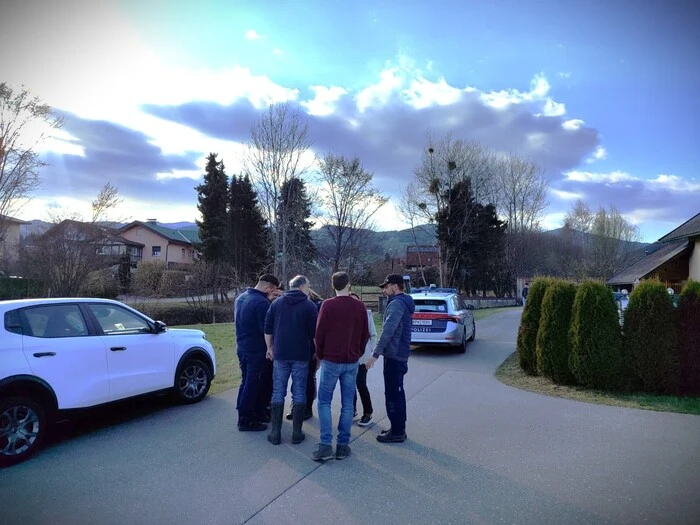 Der Fischereiberechtigte, die Stadtwerke Wolfsberg und die Polizei beim Lokalaugenschein