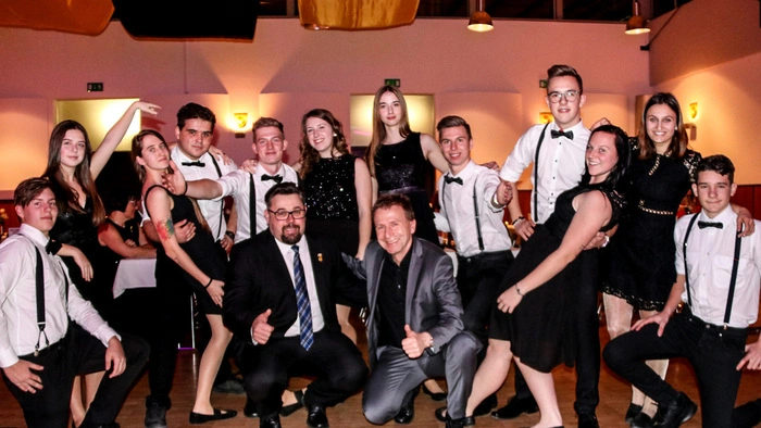 Die Jugend eröffnete den Sportlerball, den auch Bürgermeister Josef Müller besuchte, mit einer Polnaise.