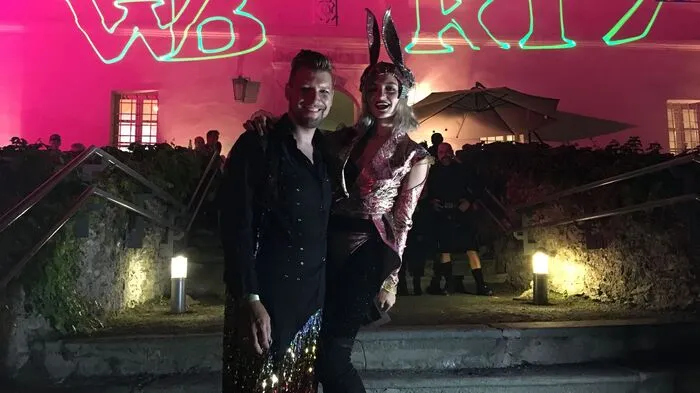Die "World Bodypainting Festival"-Veranstalter Alex und Anna Barendregt warfen sich natürlich auch selbst in bunte Schale