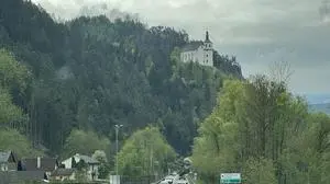 Hoch über dem Ort St. Peter-Freienstein steht die Wallfahrtskirche Maria Freienstein