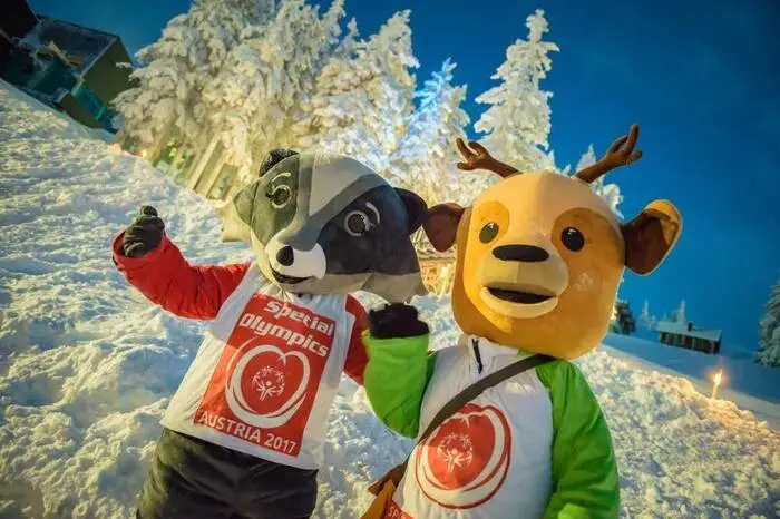 Der Erlös des Abends ging an die Special Olympics - hier die beiden Maskottchen der steirischen Winterspiele.