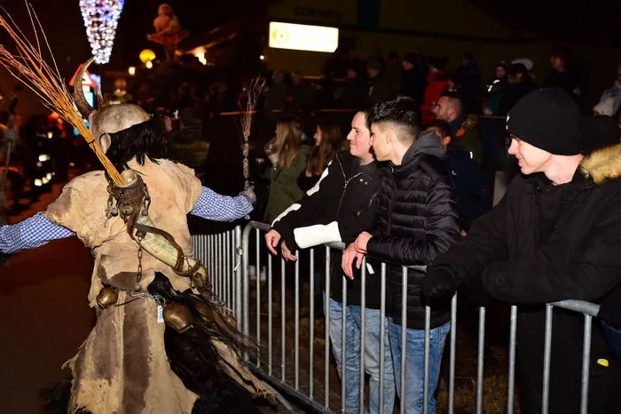Sie präsentierten ihre Kostüme und Masken und trieben den Hunderten Besuchern den Schrecken ein.