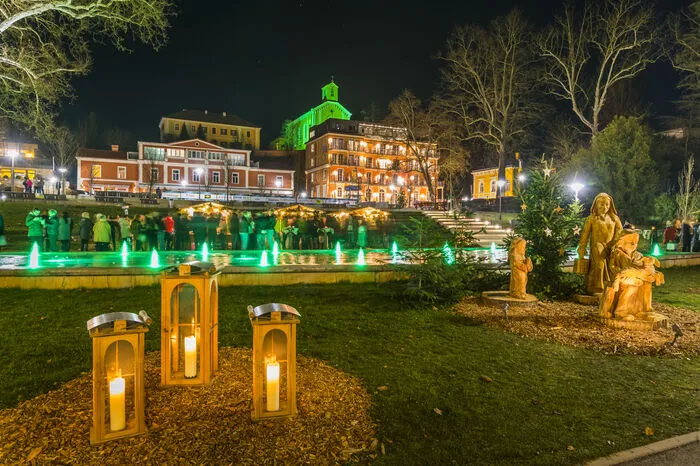 Über dem Kurpark Bad Gleichenberg liegt im Advent ein besonderer Zauber. Das Weihnachtsdorf rund um die große Krippe lädt zum Bummeln ein, auch Pferdekutschenfahrten durch den Kurpark gibt’s im Angebot. Wia’s früher wor ...30. 11.–22. 12., jeweils SA/SO + 6. 12.