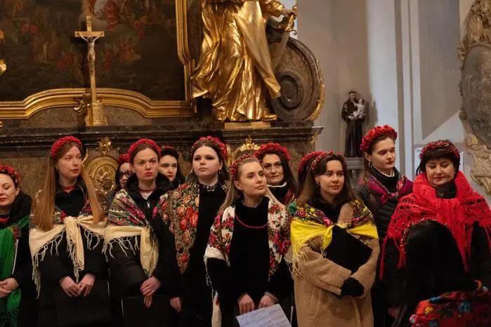 Die Veranstaltung begann mit Worten zum Krieg zwischen Russland und der Ukraine, danach folgte der musikalische Teil.