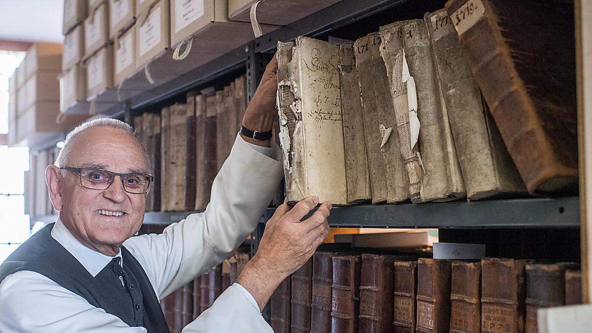 Pater August Janisch sucht für die wertvollen, aber renovierungsbedürftigen Bücher Paten