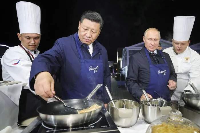 Und los geht's! Xi Jinping scheint sich besonders geschickt anzustellen.