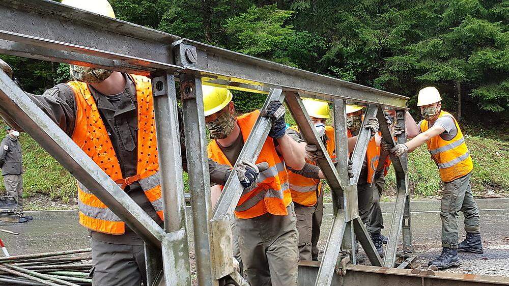 Steirische Pioniere beim Brückenbau in St. Kathrein heuer am Hauenstein