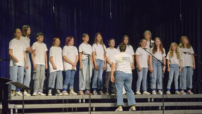 Ein musikalisches Fest der besonderen Art erlebten die Besucherinnen und Besucher beim diesjährigen Bezirkssingen „Sing & Spring“. Insgesamt neun Schulchöre sorgten im Kulturhaus für ein buntes Programm.