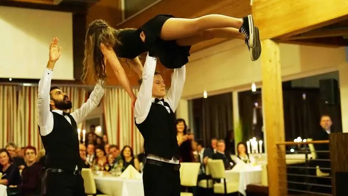 Hoch her ging es bei der Eröffnung. Zunächst zeigten HLW Schülerinnen das "Hohelied der Liebe" in einer modernen Form. Danach tanzten Borg- Schüler (hier im Bild) auf.