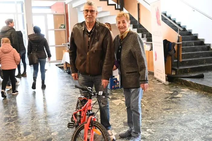 Für Urenkel schönes Fahrrad gefunden.